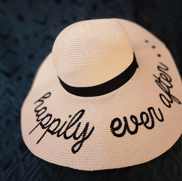 Wide-brimmed straw sun hat by Miss to Mrs., brand new, perfect honeymoon attire! - Picture 4 of 4